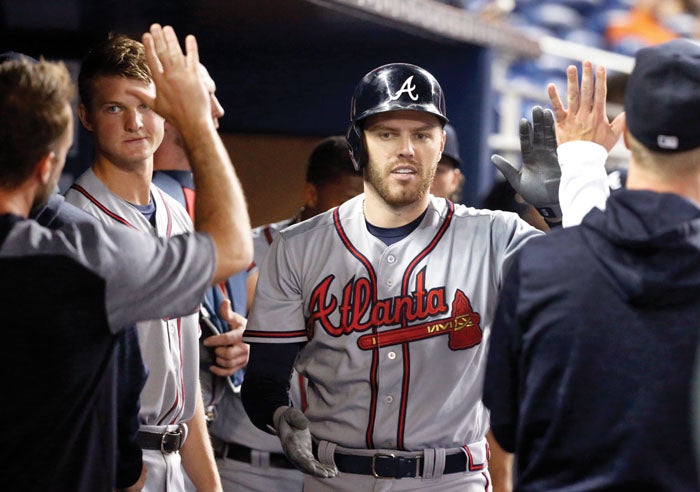 Astros slugger Evan Gattis hits home run with one hand