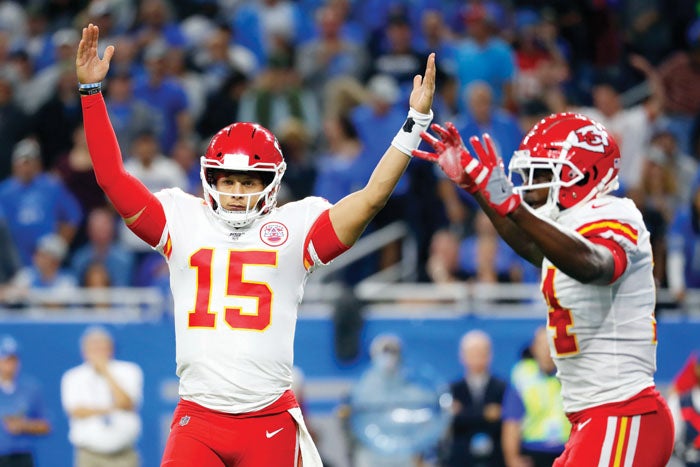 Patrick Mahomes sets record, Chiefs beat Raiders for AFC's top seed