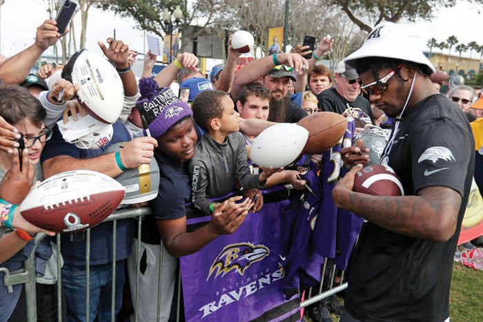 Long lines at Pro Bowl to get Jackson's autograph, picture - Salisbury Post