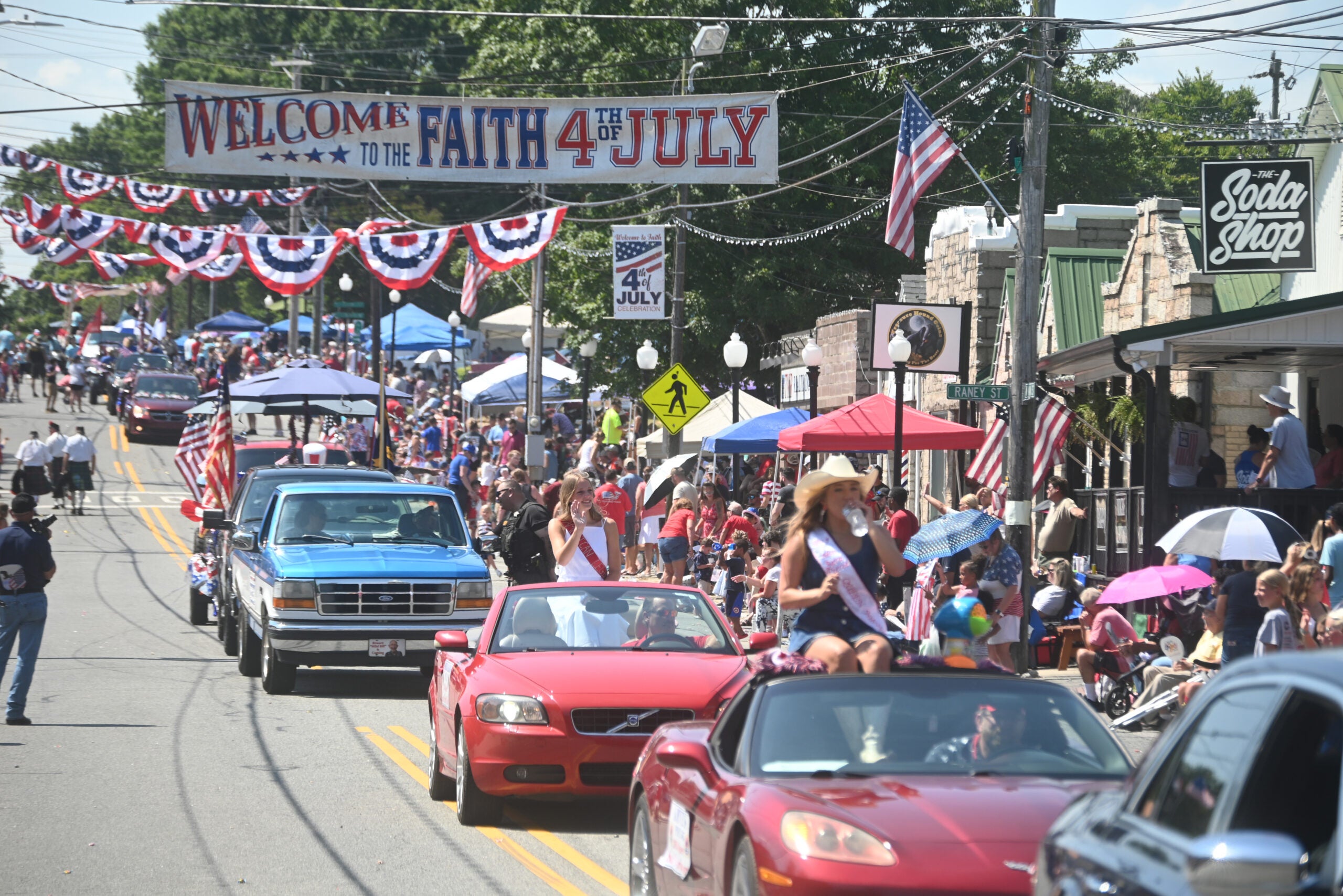 A do-si does it: Longtime parade fixture goes out with a bang ...